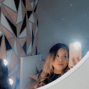 Meet your Posher, Yanet